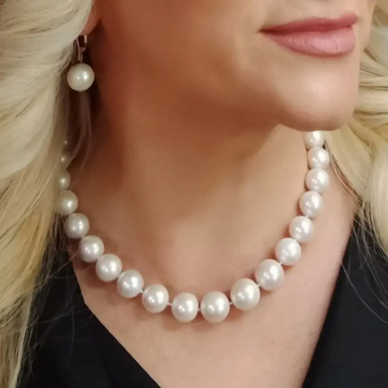 Colier perle naturale Edison albe 11,5–14,5 mm, aur alb 14K | KASKADDA® Colier perle naturale Edison albe 11,5–14,5 mm, aur alb 14K | KASKADDA®