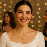 Colier cu Perlă Albă Naturală 8 mm, Aur Galben 14K, Vedere Frontală, Rochie Albă, Context Party