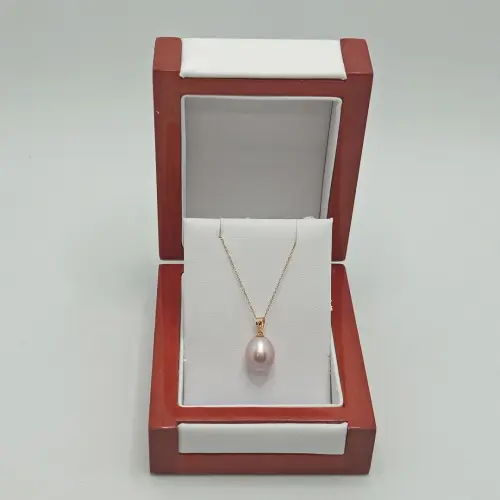 Colier cu Pandantiv, Aur Galben de 14k si Perla Naturala Premium Lavanda, Rara, Forma Lacrima, de 11/9 mm