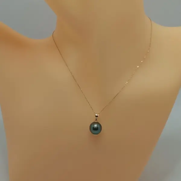Colier cu Perlă Naturală Tahitiană 9 mm, Calitatea AAA, Aur Galben 14K, Vedere Frontală, Context de Purtare