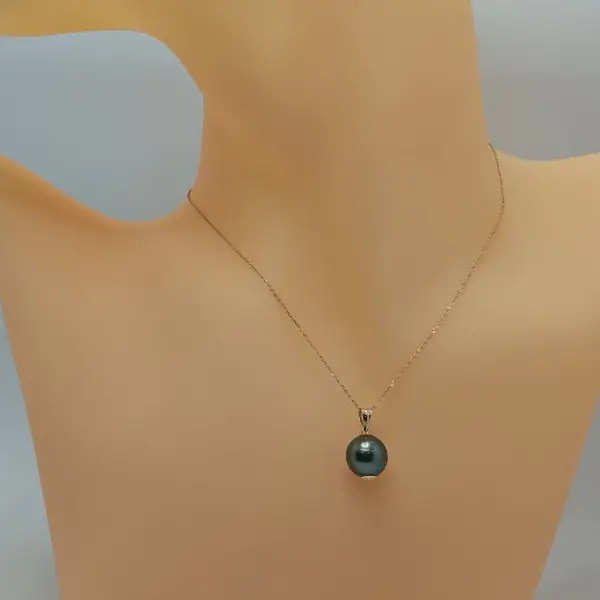 Colier cu Perlă Naturală Tahitiană 11 mm, Calitatea AAA, Aur Galben 14K, Vedere Frontală, Context de Purtare