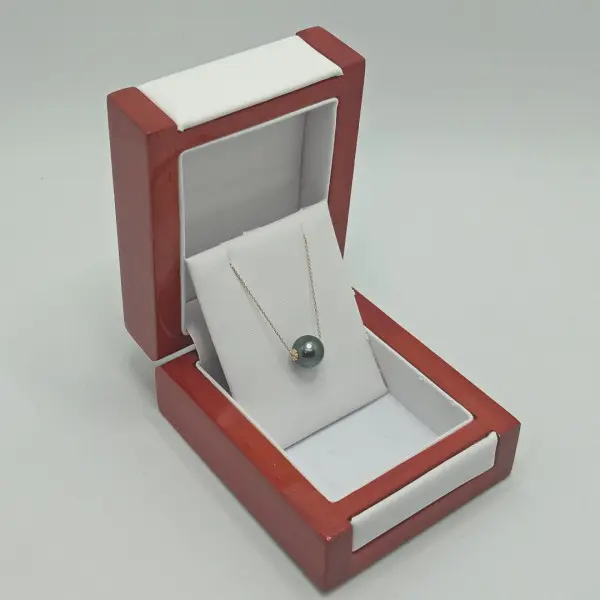 Colier cu Perlă Tahitiană 9 mm, Calitatea AAA, Aur Galben 14K, În Cutie, Trei Sferturi Dreapta